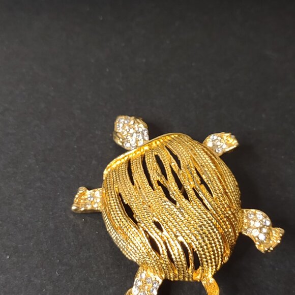 Very Awesome Gold Tone Turtle Brooch With Clear Stones - Picture 4 of 11